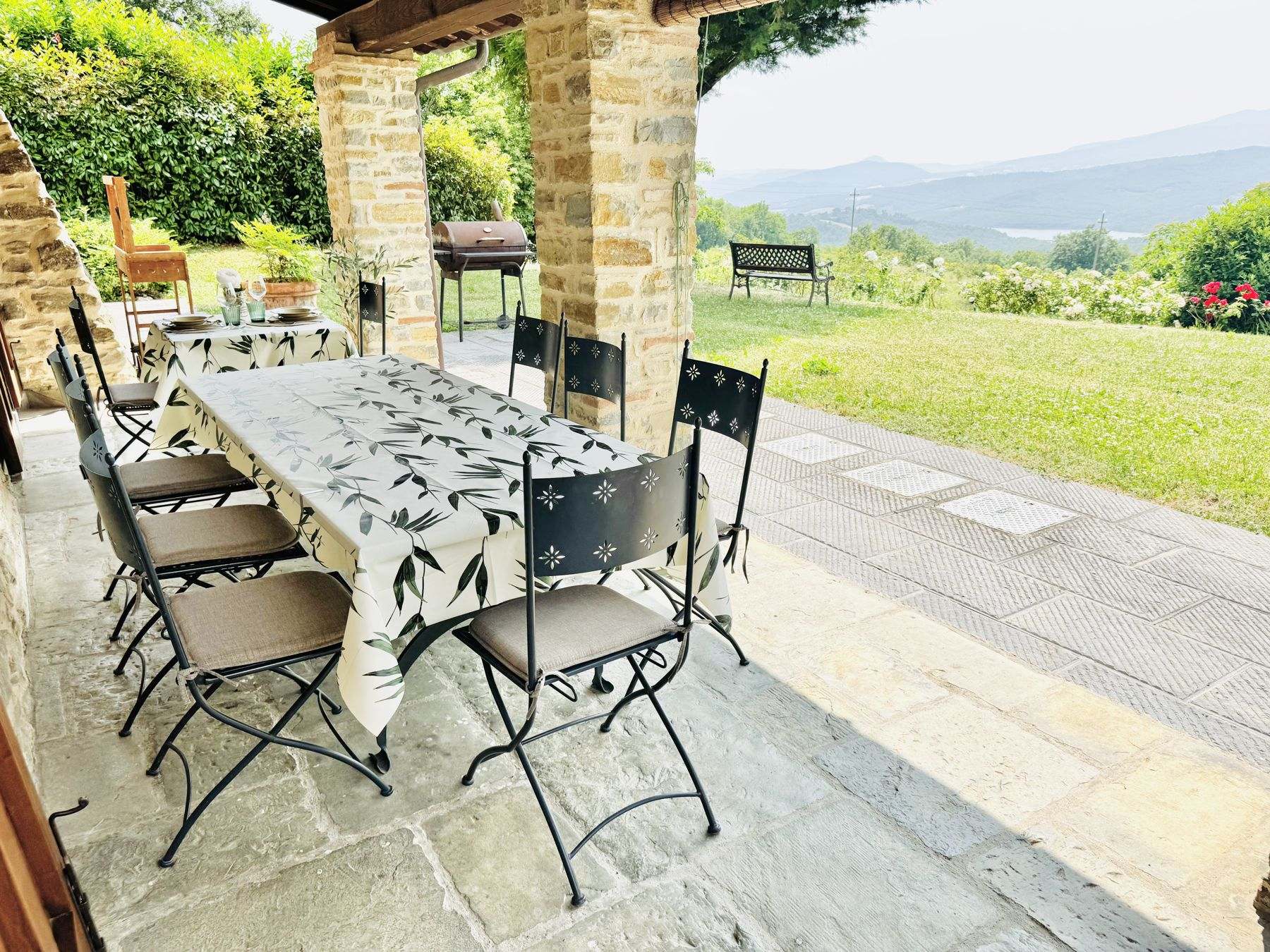 Überdachte Terrasse mit Tafel