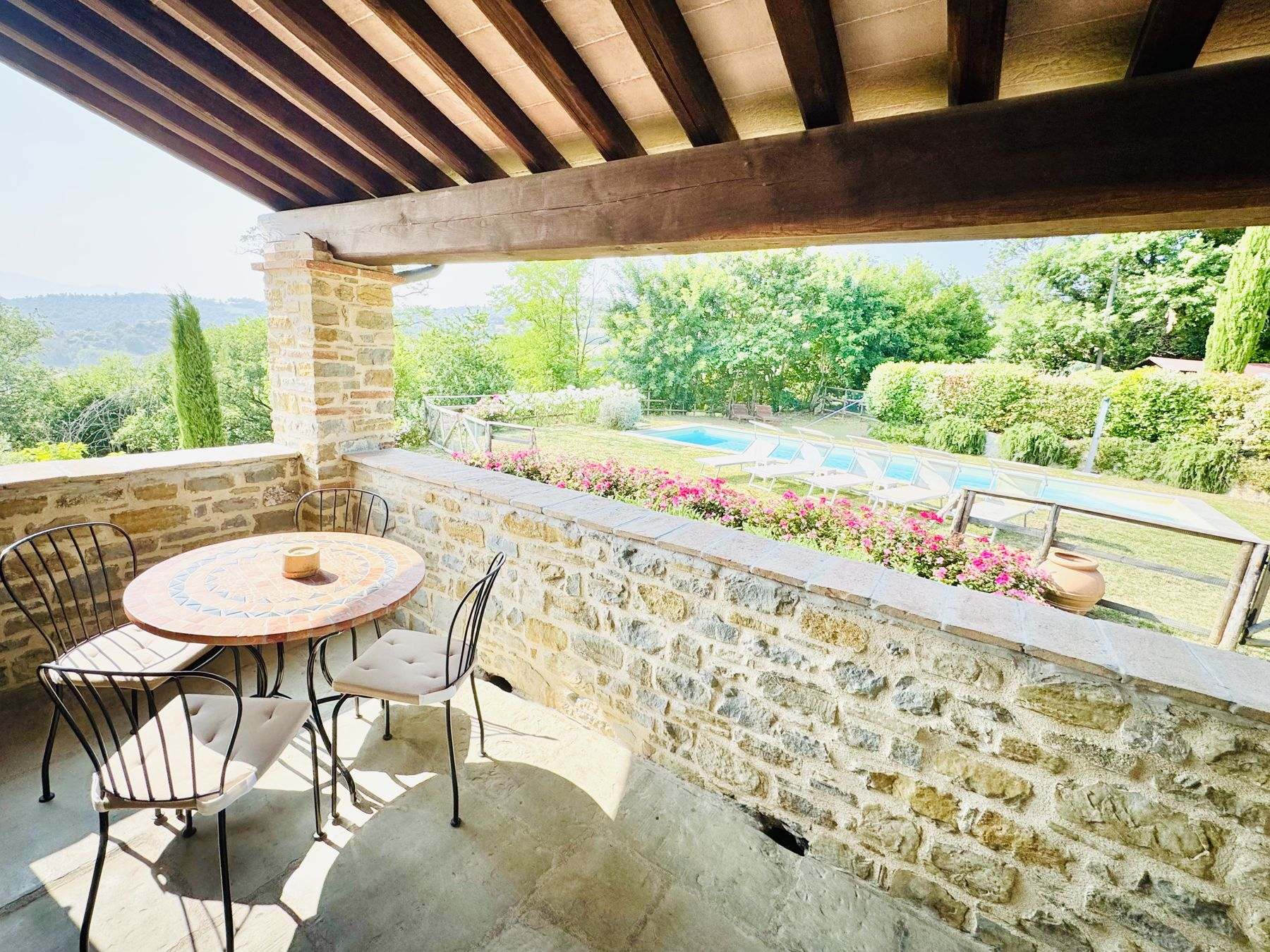 Loggia mit Blick auf den Pool