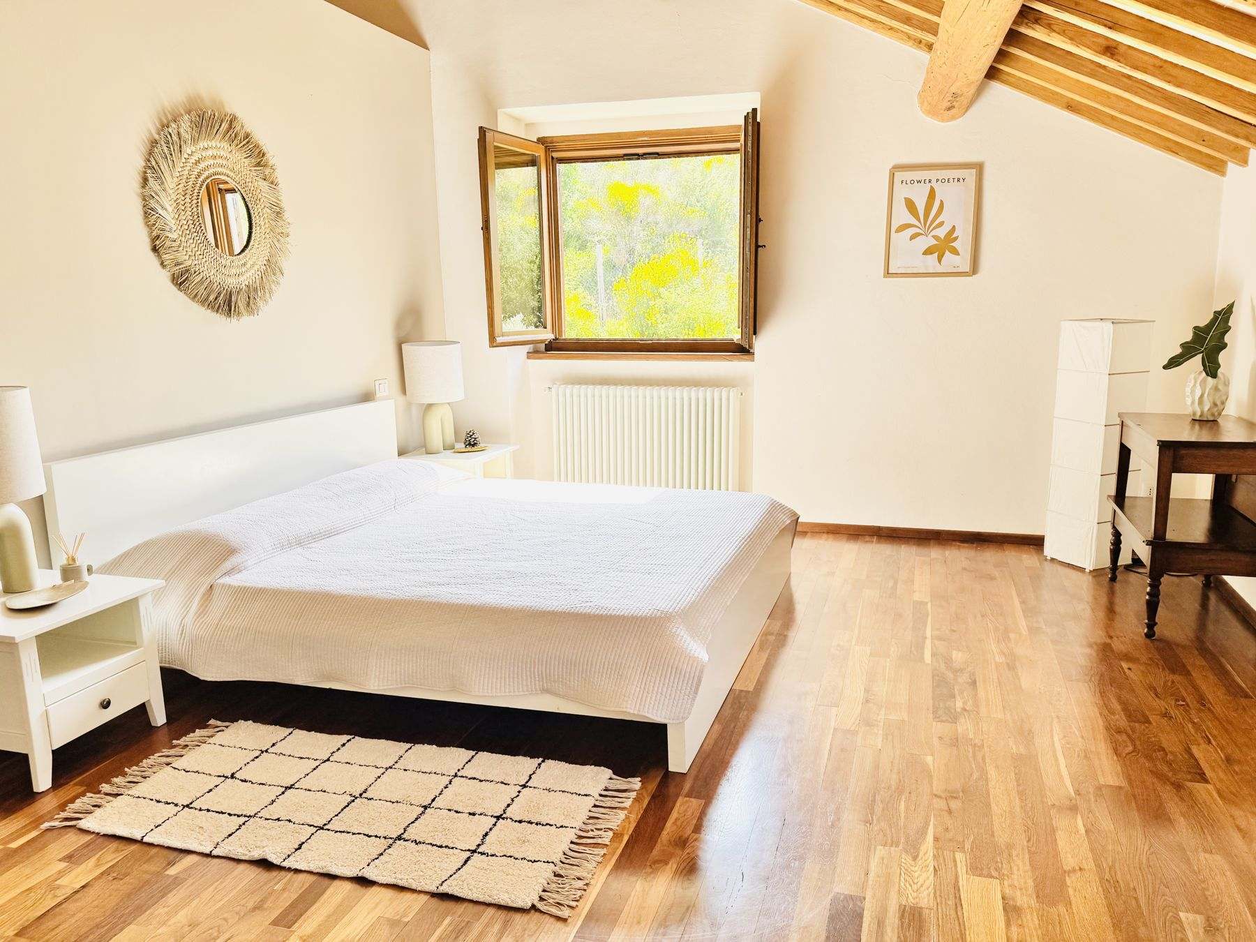 Schlafzimmer mit Doppelbett