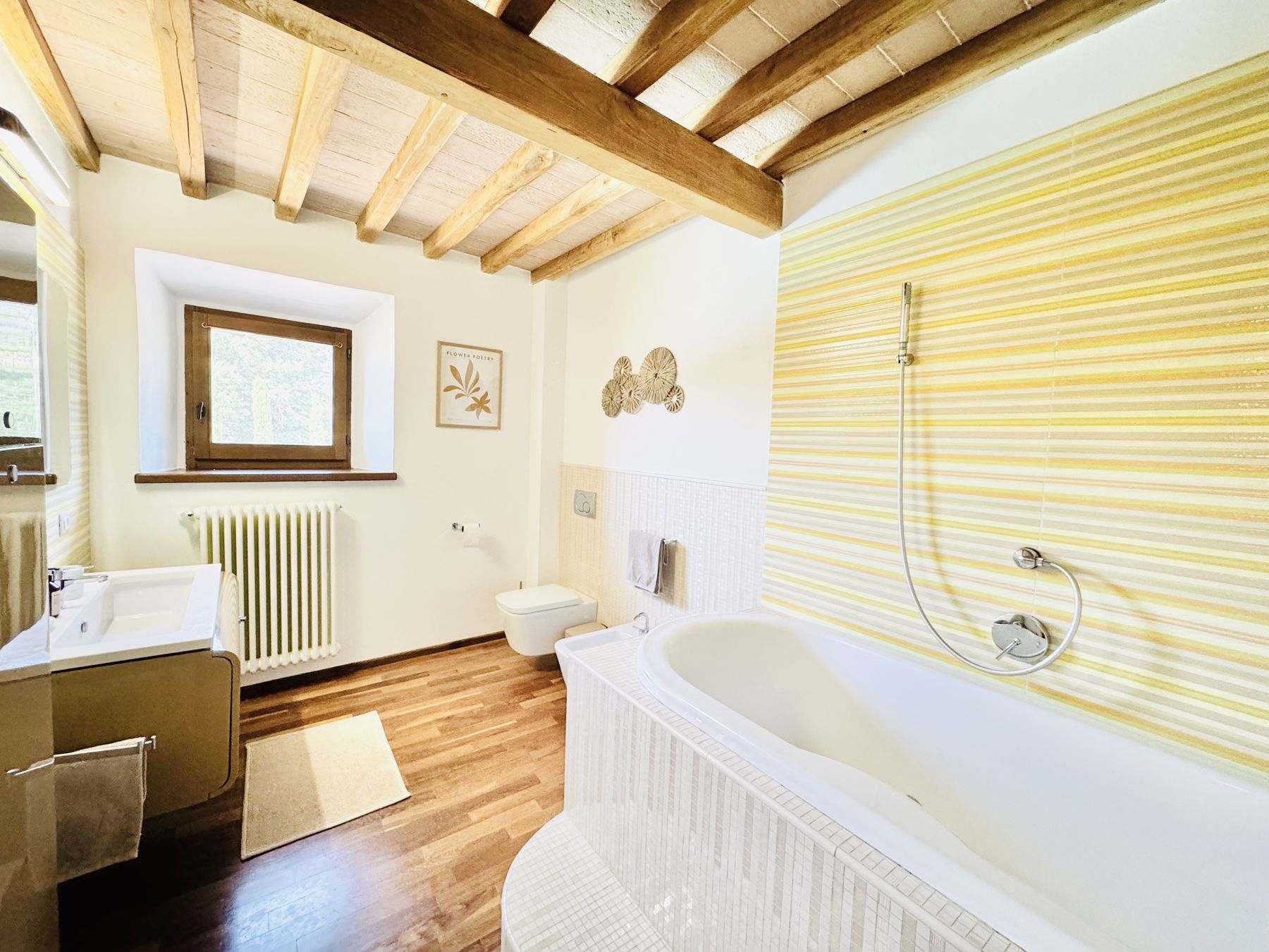 Bad mit Badewanne in der Casa Principale