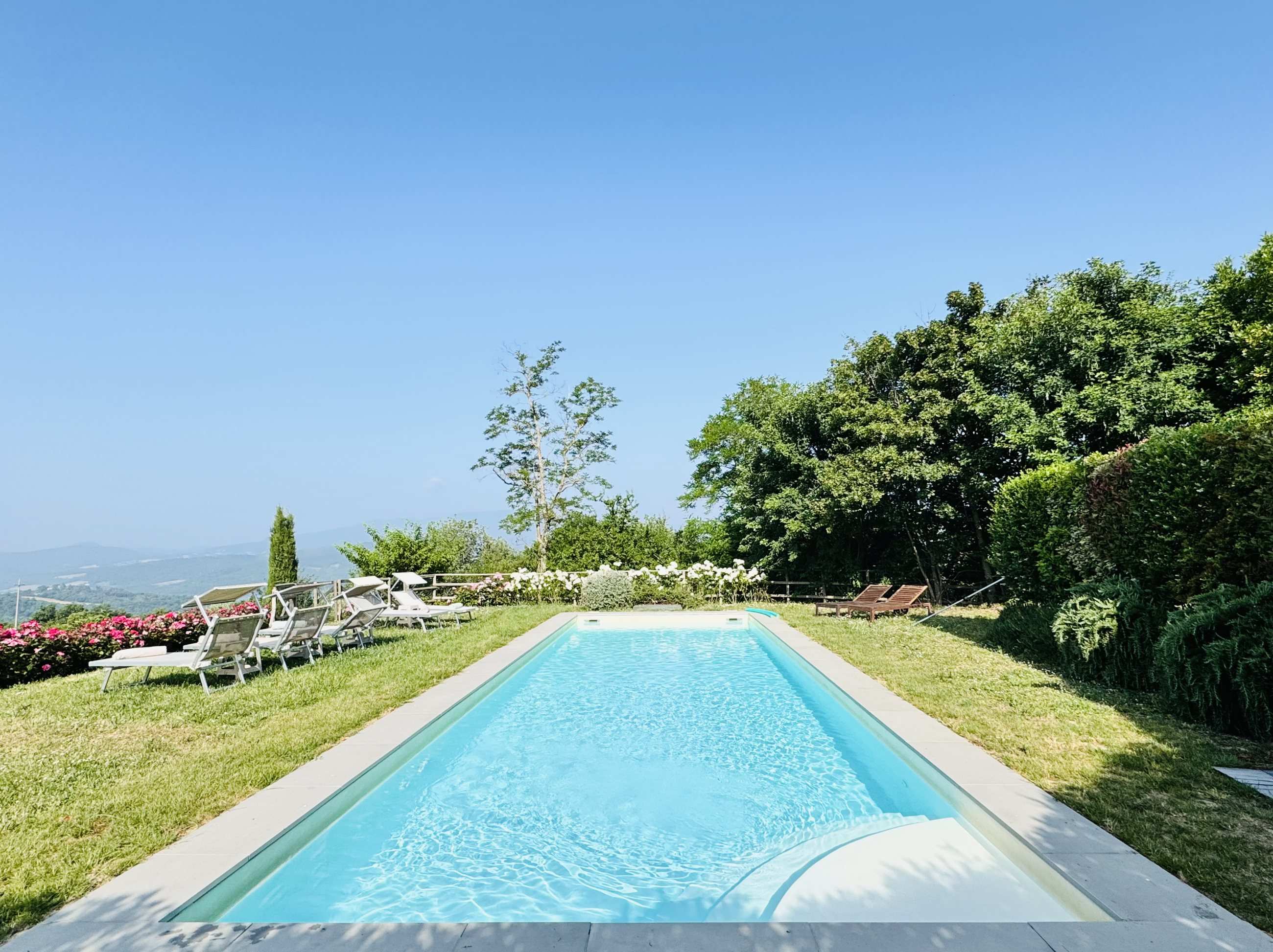Pool mit Blick über das Tibertal
