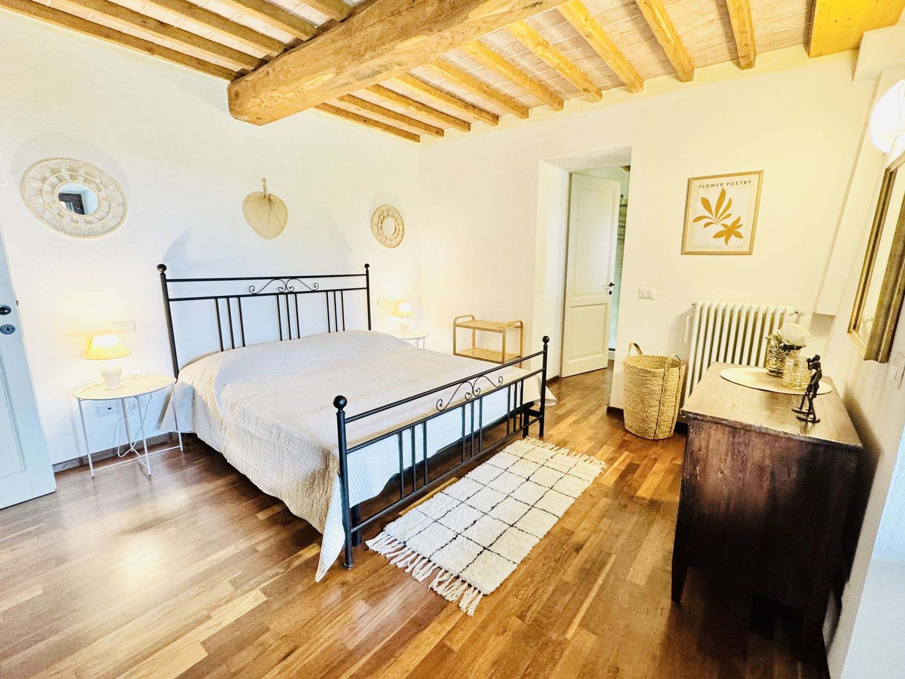 Schlafzimmer im Studio mit Doppelbett